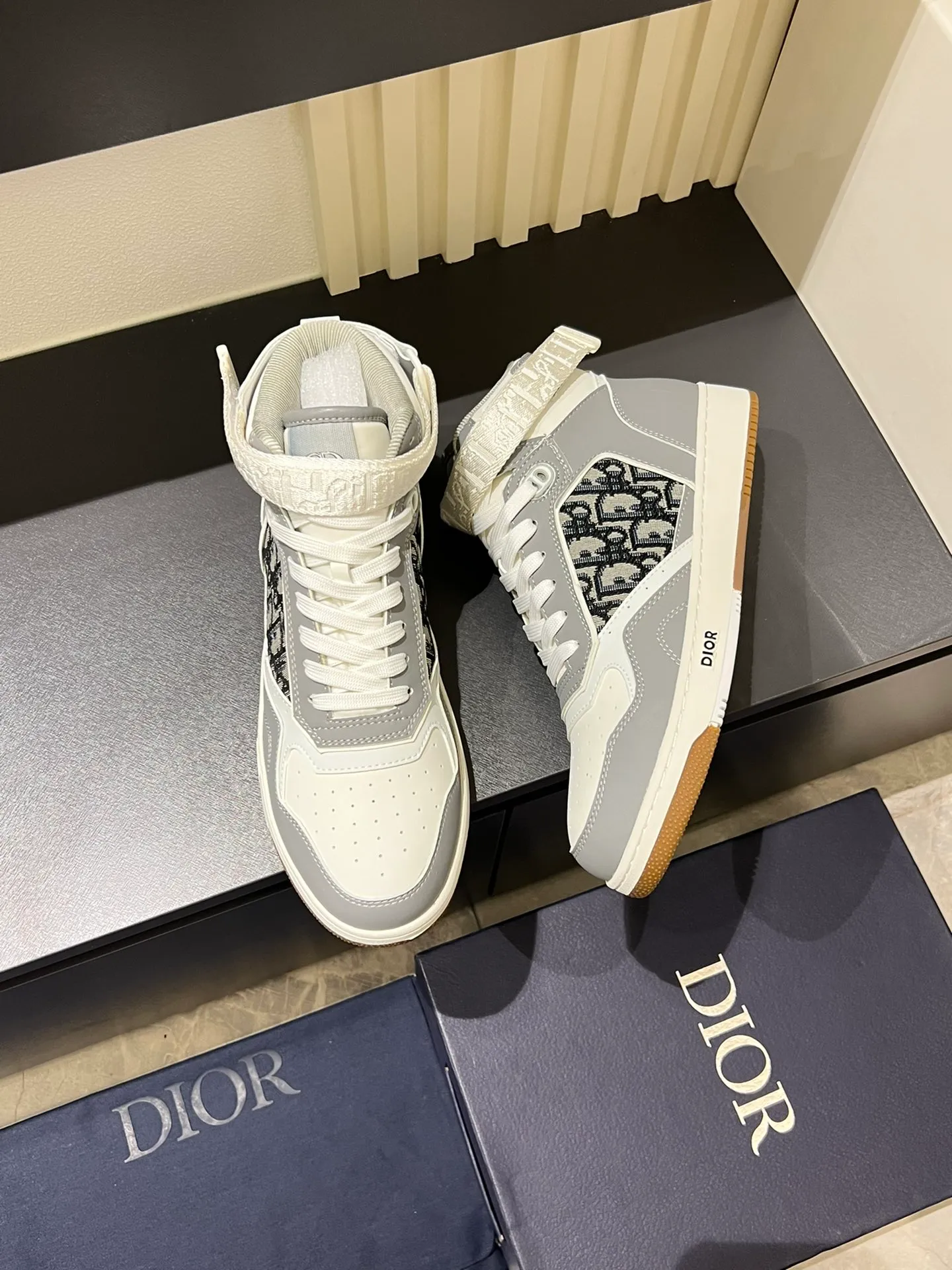 Men's shoes 💰p460 "Dio*" mid-top B27 casual sneakers. This B27 high-top sneaker is a new product in the series and continues Di*r's classic style. Crafted from gray and white smooth calf leather with beige and black Oblique print panels on the sides. The "CD Icon" shaped shoelace eyelets are clever and delicate, and the two-color rubber sole, rear collar and heel are all equipped with the brand's iconic details to enhance the style. Oblique printed straps at the ankle allow for an adjustable fit to complement the overall design. Fashionable and versatile, it can complement any look. Create an exquisite design with unique dynamic vitality and modern atmosphere, presented in low-top and high-top styles. This new must-have shoe adds a new dimension to Dior's archive heritage, embodying modern elegance. Purchase the original version and make it 1:1. If you need top quality, please come to me! Male 38-44!